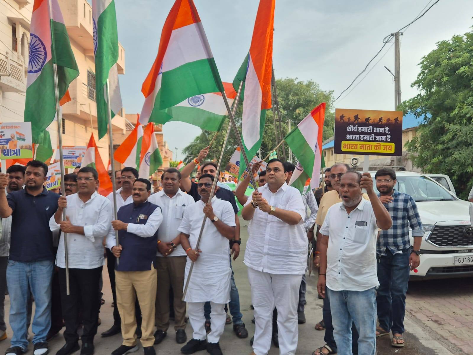 તા.૧૫-૦૫-૨૦૨૫ ના રોજ ભારતીય સેનાએ ઓપરેશન સિંદૂર દ્વારા પાકિસ્તાનને યુદ્ધમાં જડબાતોડ જવાબ આપીને નવા ભારતની તાકાતનો પરચો આપ્યો અને દરેક ભારતીયનું માથું ગર્વથી ઊંચું કરી દીધું. ત્યારે સમગ્ર દેશ આપણી સેનાની સાથે છે તેની પ્રતિતિ કરાવવા અને જવાનોના સાહસને બિરદાવવા માટે માંડવી નગર ખાતે તિરંગા યાત્રાનું આયોજન કરવામાં આવ્યું.